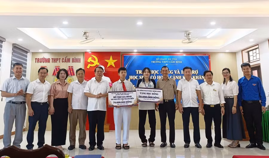 Hai chị em Hiền nhận món quà ủng hộ 120 triệu đồng.