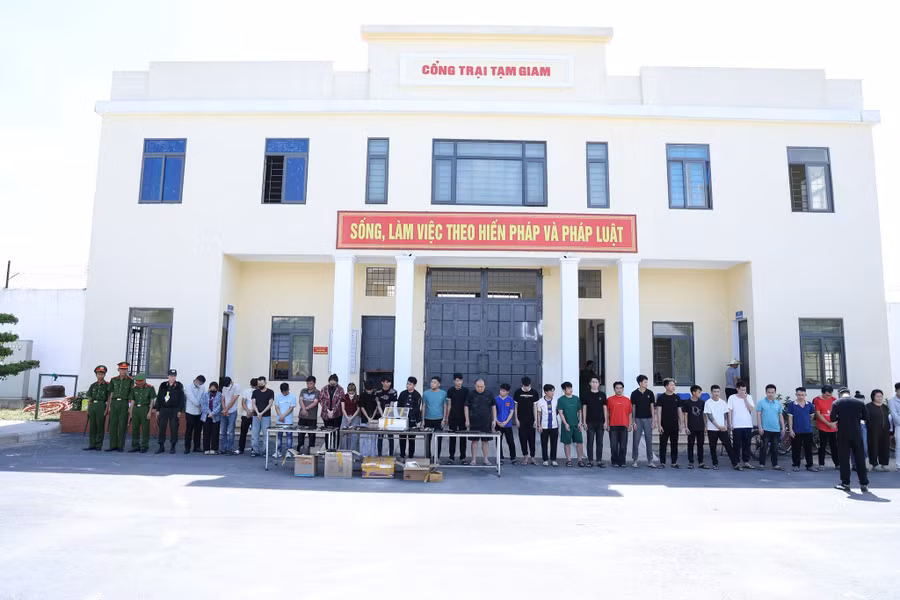 Những người liên quan bị bắt giữ để phục vụ công tác điều tra. (Ảnh: CAHT)