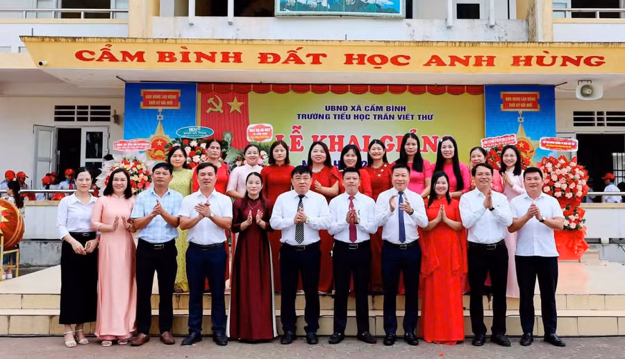 Đảng ủy, UBND xã Cẩm Bình chúc mừng trường Tiểu học Trần Viết Thứ trong lễ khai giảng.