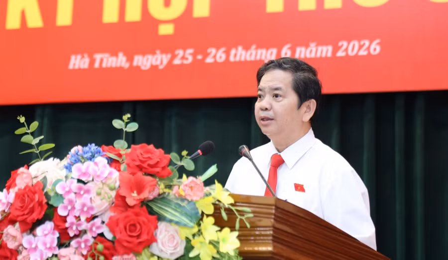 Giám đốc Sở GD&ĐT Bùi Nhân Sâm trả lời chất vấn Kỳ họp thứ 5 HĐND tỉnh Hà Tĩnh.