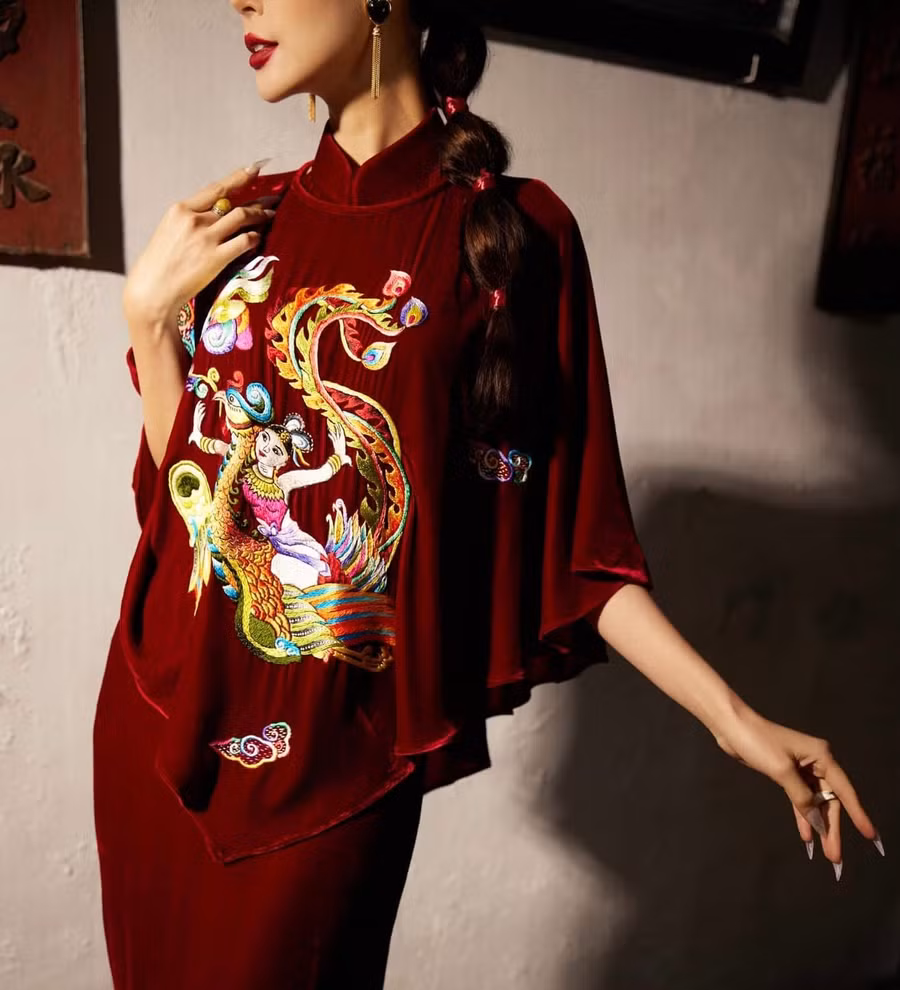 do-an-theu-tay-tac-pham-tien-cuoi-phuong-tren-thiet-ke-ao-choang-voi-nen-nhung-the-do-lay-cam-hung-tu-tranh-dong-ho.jpg