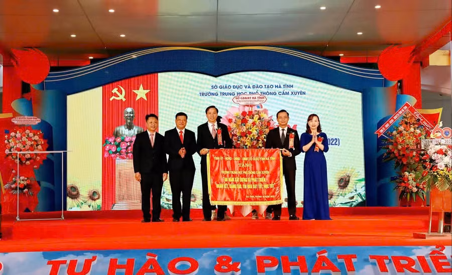 Lãnh đạo tỉnh Hà Tĩnh và Sở GD&ĐT trao cờ thi đua xuất sắc cho tập thể nhà trường năm 2022.