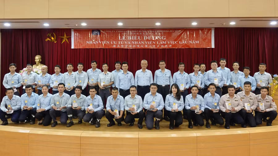 Lãnh đạo Formosa Hà Tĩnh tri ân, tặng vàng cho các nhân viên ưu tú.