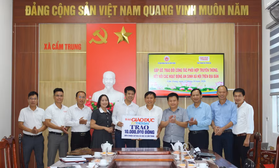 Báo GD&TĐ trao 10 triệu đồng đến Quỹ khuyến học xã Cẩm Trung.