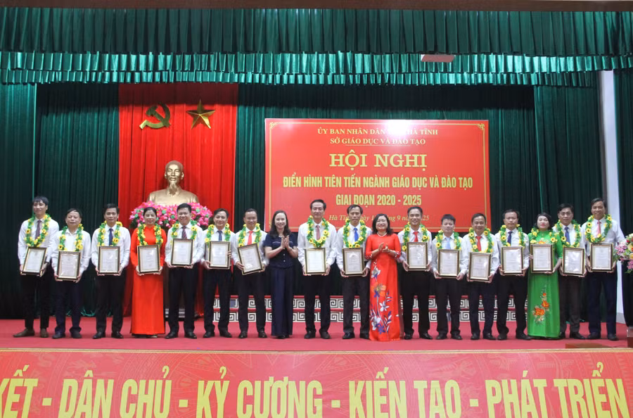 Các tập thể xuất sắc trong công tác giáo dục tại Hà Tĩnh được vinh danh.