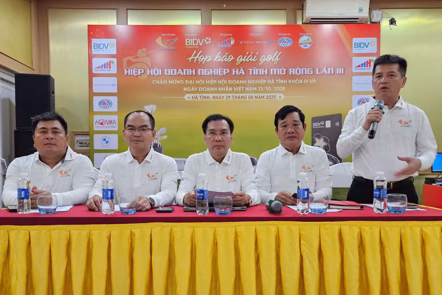 Ban tổ chức điều hành buổi họp báo trước thềm giải golf.