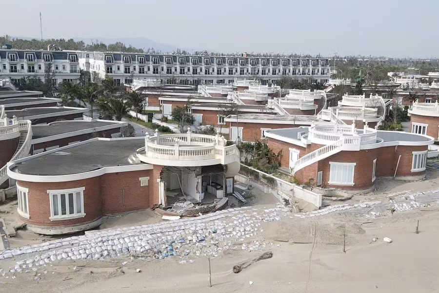 Nhiều căn biệt thự thuộc Dự án Khu dịch vụ và nhà nghỉ Xuân Thành bị sập trong bão Bualoi.