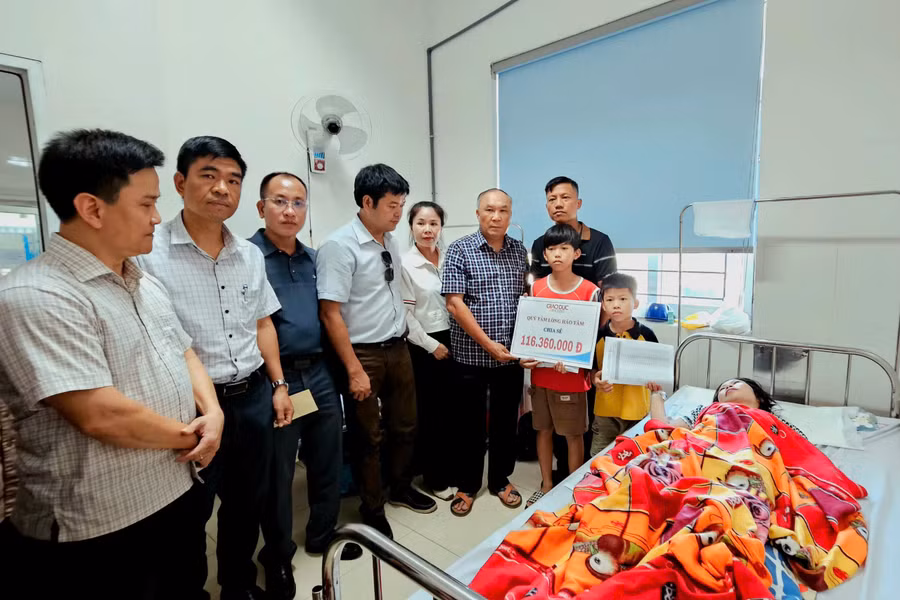 Báo GD&TĐ kết nối, trao hơn 116 triệu đồng tới cô giáo bị ung thư não