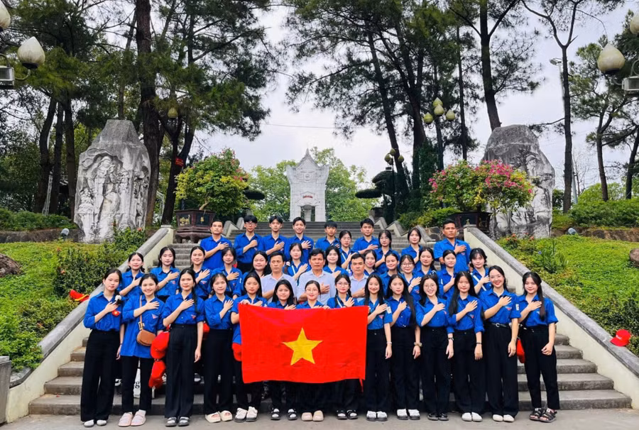 Tuổi trẻ Trường THPT Hà Huy Tập với khát vọng cống hiến trên quê hương cách mạng.