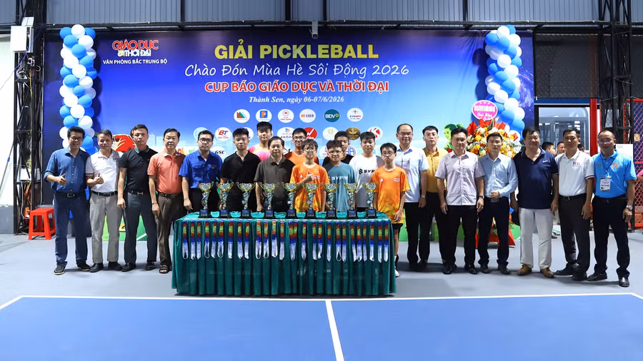 Đại biểu và các VĐV chụp ảnh tại giải đấu.