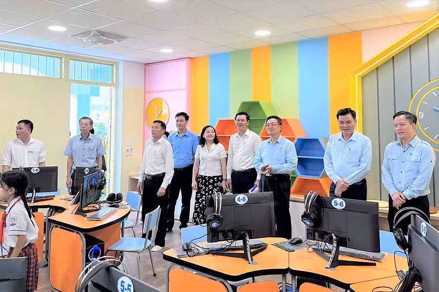 Phòng máy tính do Quỹ Minh Đức tài trợ cho hoc sinh. quyminh.jpg