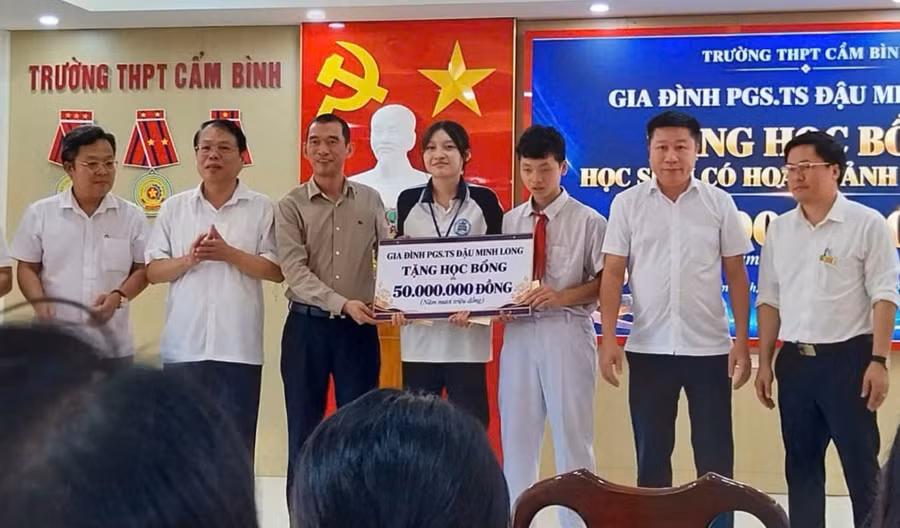 Gia đình PGS.TS Đậu Minh Long ủng hộ hoàn cảnh chị em Hiền 50 triệu đồng. cb1.jpg