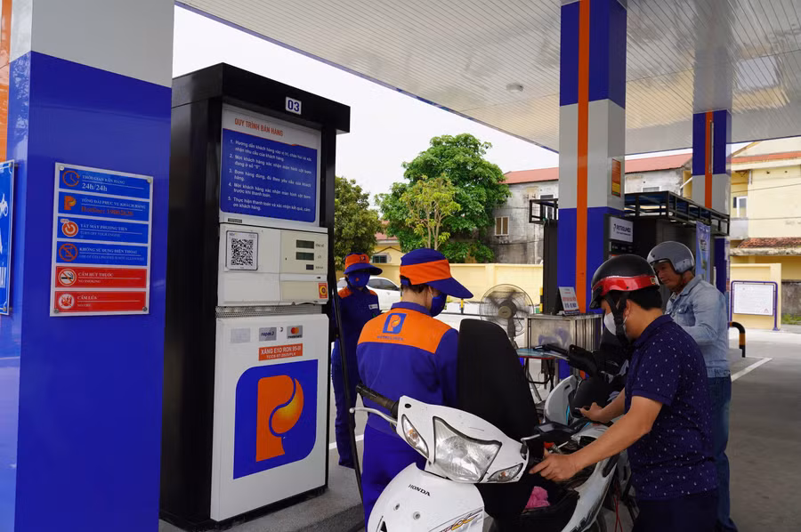 Khách hàng đổ xăng E10 tại một cửa hàng xăng dầu Petrolimex Hà Tĩnh.