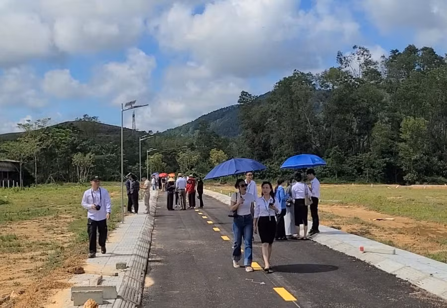 Nhân viên công ty môi giới bất động sản dẫn khách đi xem đất dự án tự "vẽ" tại xã Toàn Lưu. 