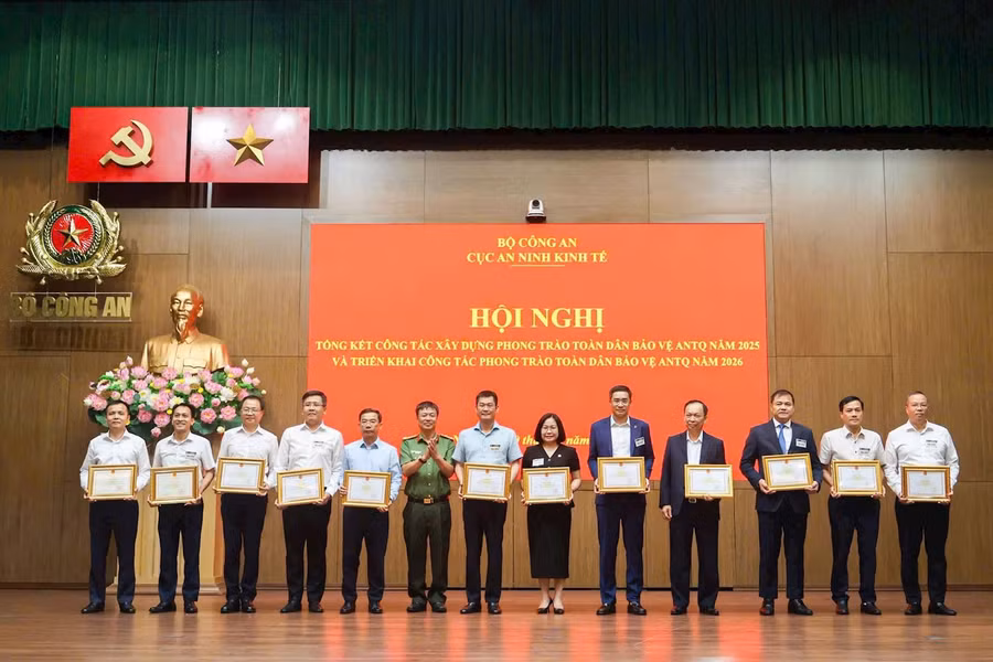 Tổng giám đốc EVNGENCO1 Lê Hải Đăng (thứ tư từ phải sang) đại diện Tổng công ty nhận Bằng khen của Bộ trưởng Bộ Công an.