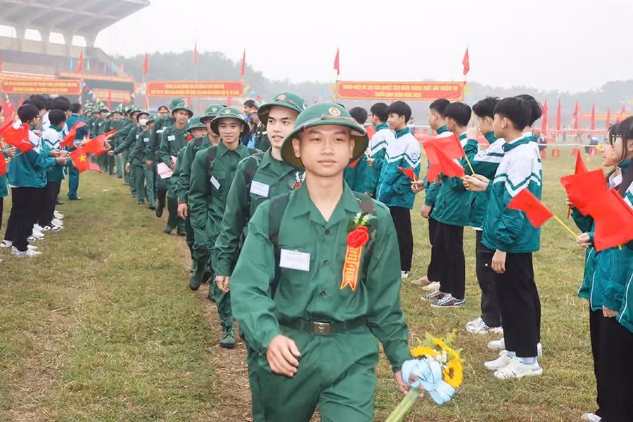 Thanh niên huyện Đức Thọ (Hà Tĩnh) thực hiện lệnh kêu gọi nhập ngũ. (Ảnh: DDT)