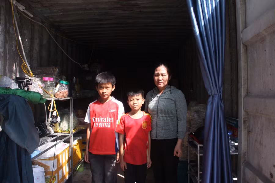 Chị Yến và các con ở trong căn nhà chật chội trước khi được hỗ trợ xây nhà nhân ái. Chị Yến và các con ở trong căn nhà chật chội trước khi được hỗ trợ xây nhà nhân ái.