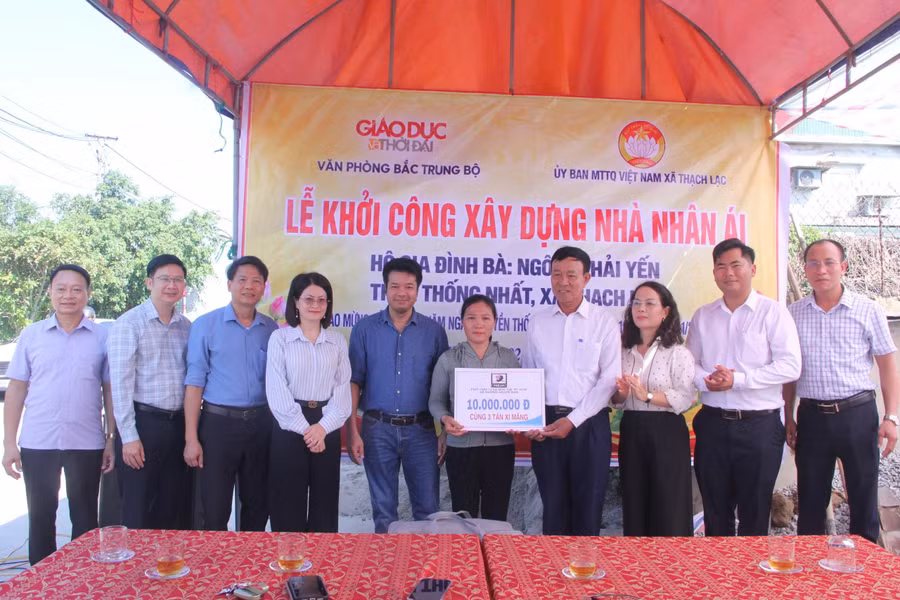 Đại diện Phở Thìn (13 Lò Đúc, tại TP Hồ Chí Minh) và những người bạn trao biểu trưng hỗ trợ 10 triệu đồng và 3 tấn xi măng cho mẹ con chị Yến. Đại diện Phở Thìn (13 Lò Đúc, tại TP Hồ Chí Minh) và những người bạn trao biểu trưng hỗ trợ 10 triệu đồng và 3 tấn xi măng cho mẹ con chị Yến.