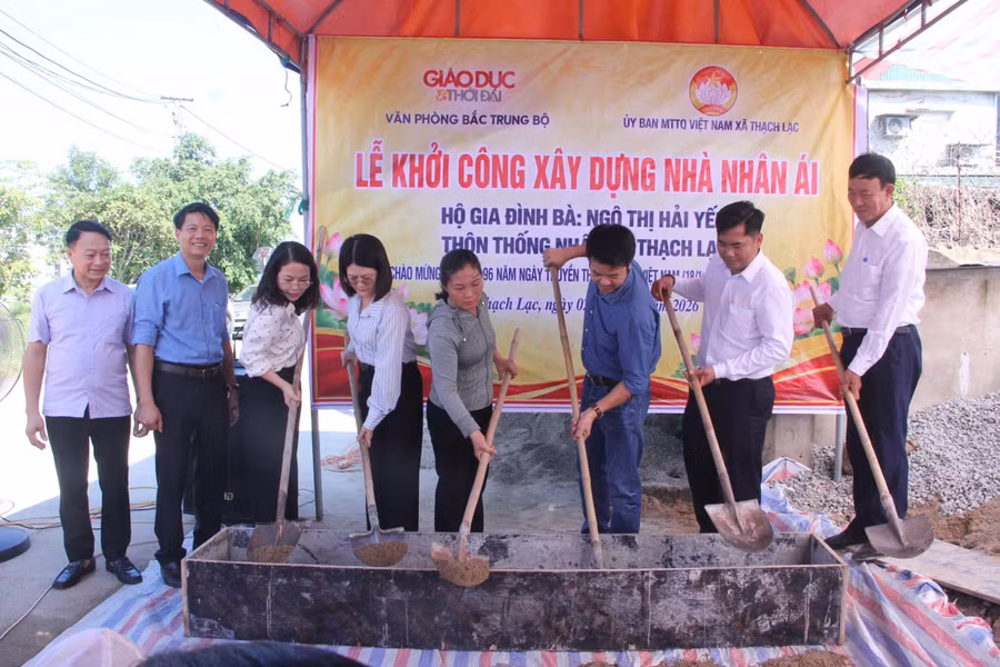 Các đại biểu thực hiện nghi thức khởi công nhà nhân ái cho mẹ con chị Yến.