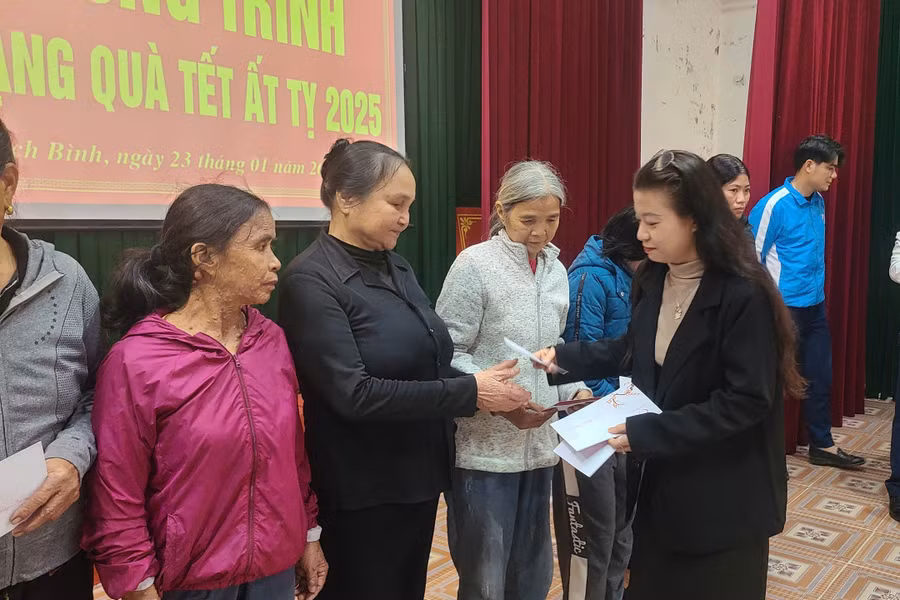 Những món quà ấm áp đến với người dân xã Thạch Bình.
