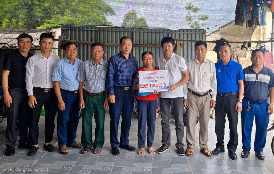 Người phụ nữ 'không còn nước mắt để khóc" tiếp nhận số tiền 209 triệu đồng