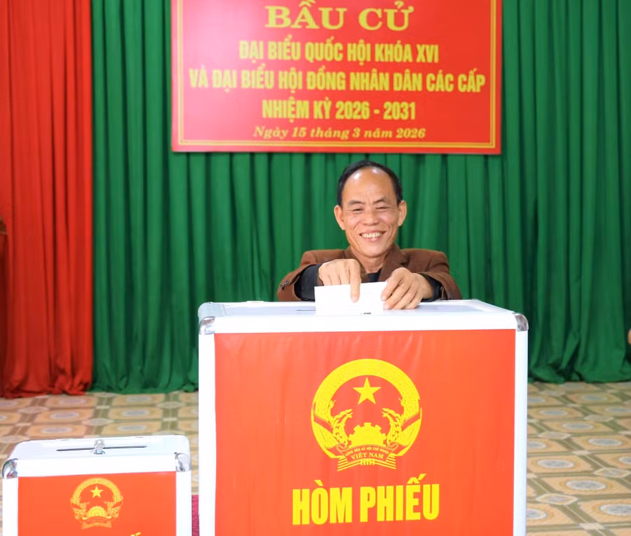 Cử tri ở Hà Tĩnh vận hành thử quy trình bầu cử.
