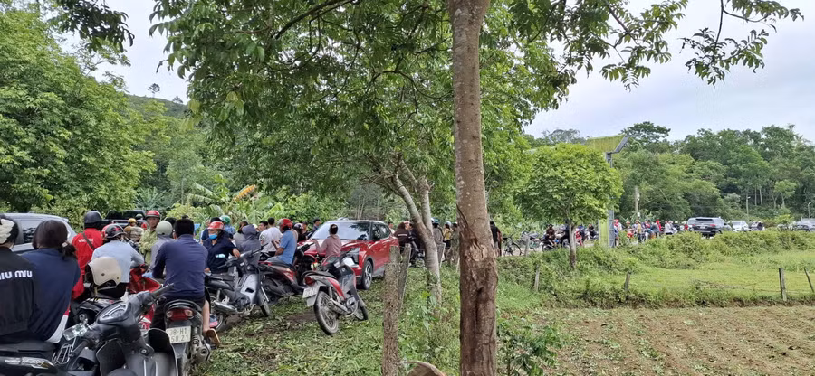 Người dân tập trung dưới chân núi theo dõi vụ việc. Ảnh: S.T