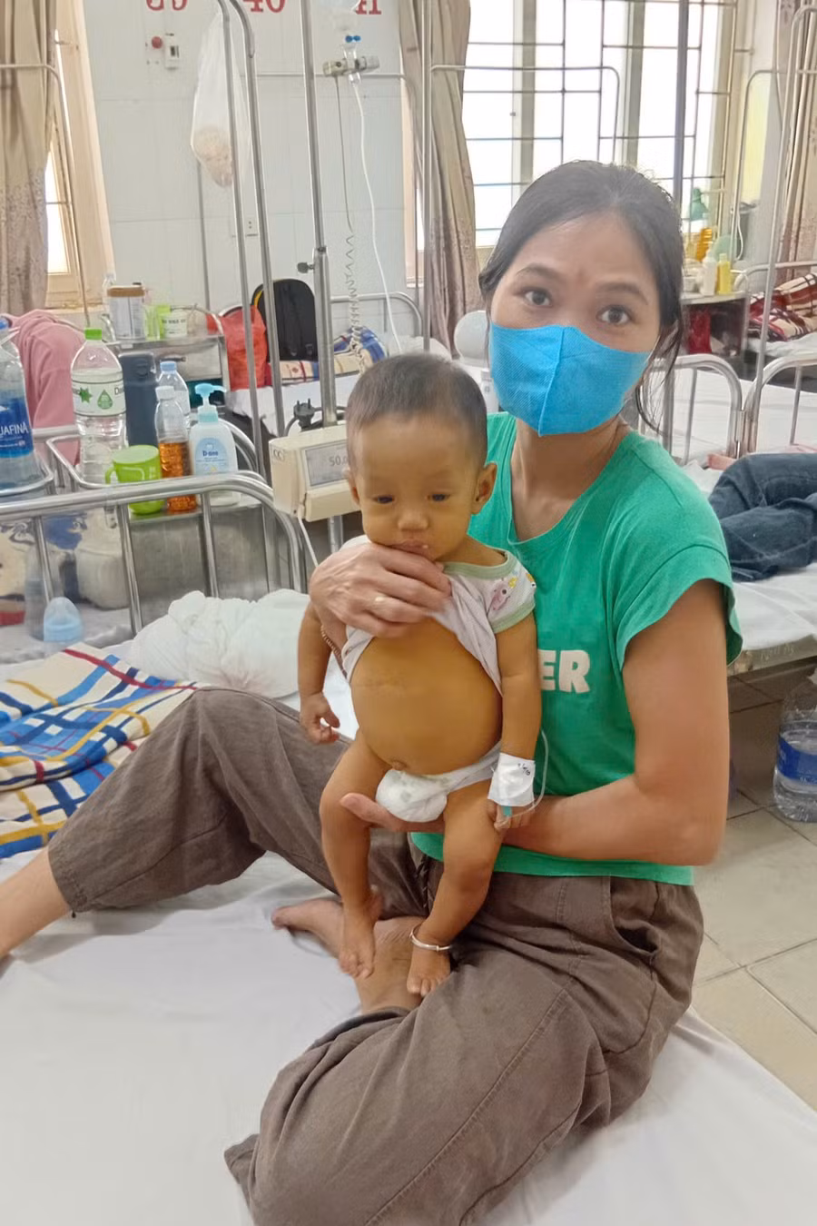 Gia cảnh chị Ân khánh kiệt vì chạy chữa cho con nhưng bệnh tình của Gia Lâm vẫn không có dấu hiệu thuyên giảm. 2aobor8ea2ase4nzwxknykzguuynfyg62jskm4v2.jpg
