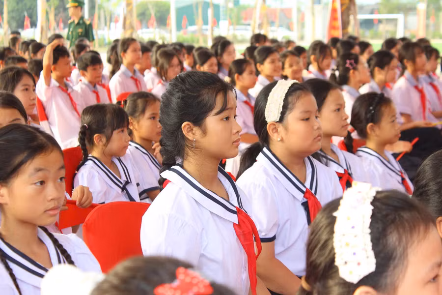 Không khí khai giảng tại Trường Phổ thông nội trú liên cấp Tiểu học - THCS Hương Khê.