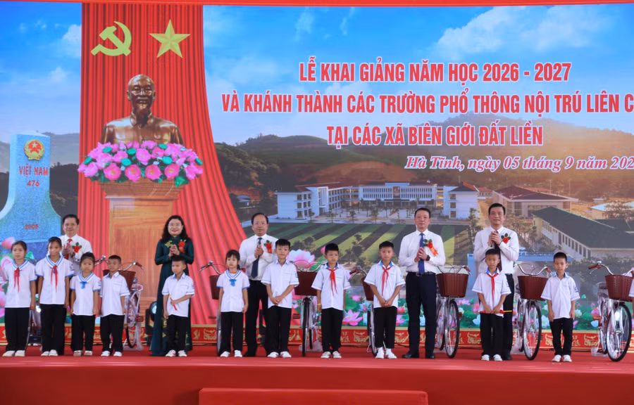 Đại biểu tặng quà cho học sinh có hoàn cảnh khó khăn.