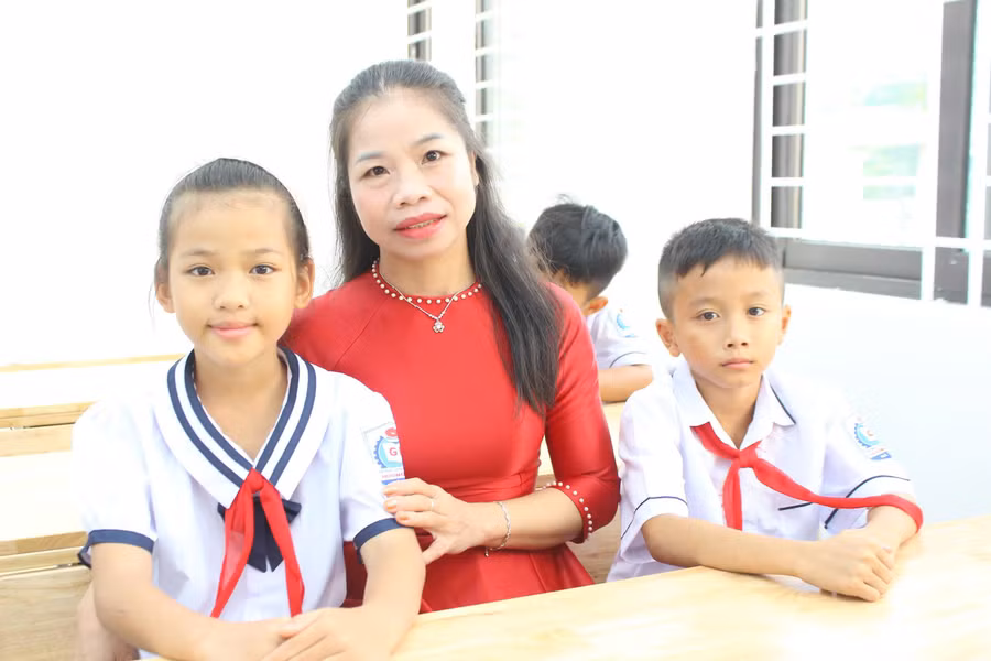 Từ điểm trường ở bản Phú Lâm, em Phan Minh Khang và Phan Thị Ngọc Diễm (lớp 4A1) phấn khởi khi năm học này được học ở ngôi trường mới khang trang.