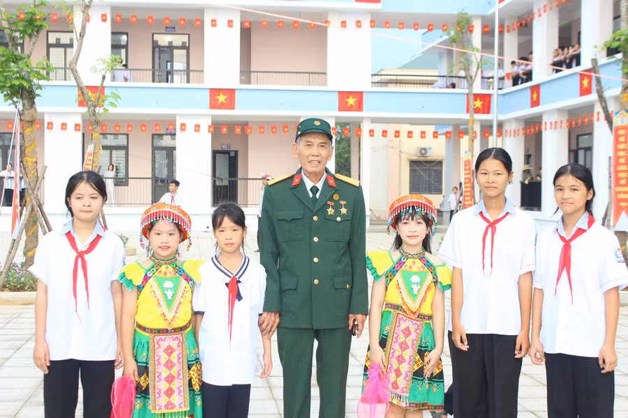 Ông Phạm Hồng Đạt (93 tuổi), nguyên Chủ tịch Hội Cựu giáo chức xã, phấn khởi trước sự đổi thay của trường lớp vùng biên.
