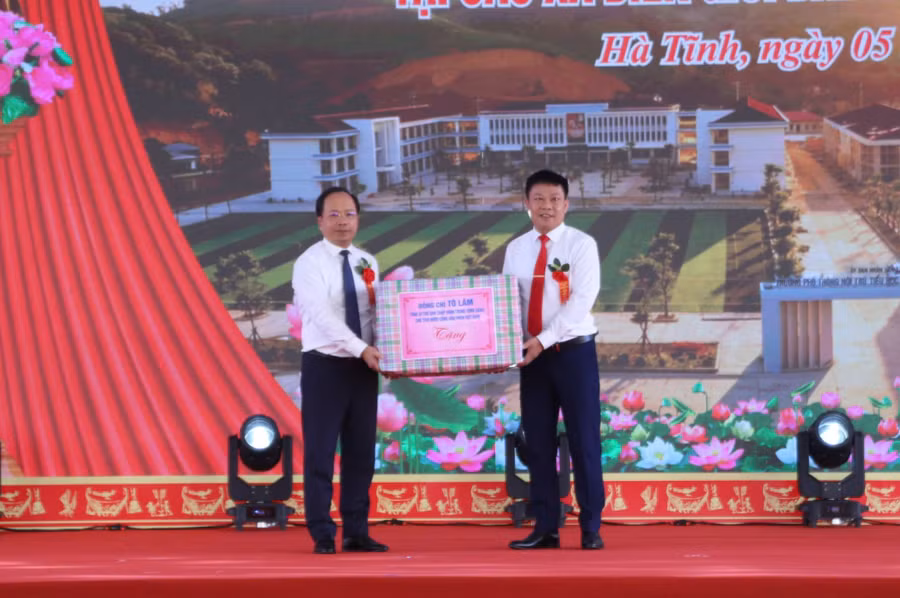 Ông Nguyễn Duy Lâm, Bí thư Tỉnh ủy Hà Tĩnh nhận quà của Tổng Bí thư, Chủ tịch nước Tô Lâm đến với học sinh ở Hà Tĩnh.