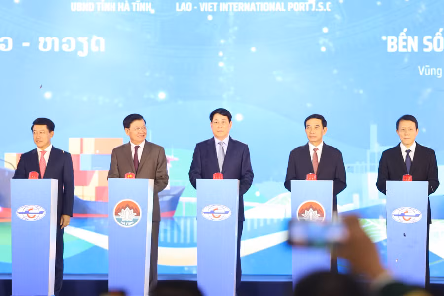 Lãnh đạo cấp cao hai nước Việt Nam và Lào tham dự và ấn nút khánh thành Cảng quốc tế Lào – Việt.