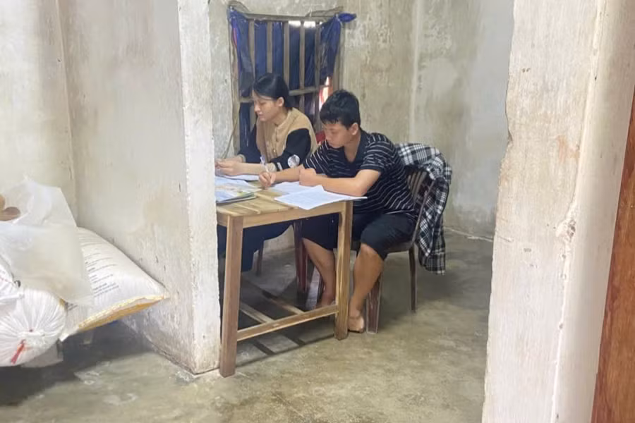 Mẹ bệnh bố đau, gia cảnh khánh kiệt nhưng trong căn nhà tuềnh toàng ấy, giấc mơ đến trường chưa bao giờ tắt đối với chị em Hiền. 2aoboqztlc1dolyqwuc3q5iaehm3umjxeytazey8.jpg