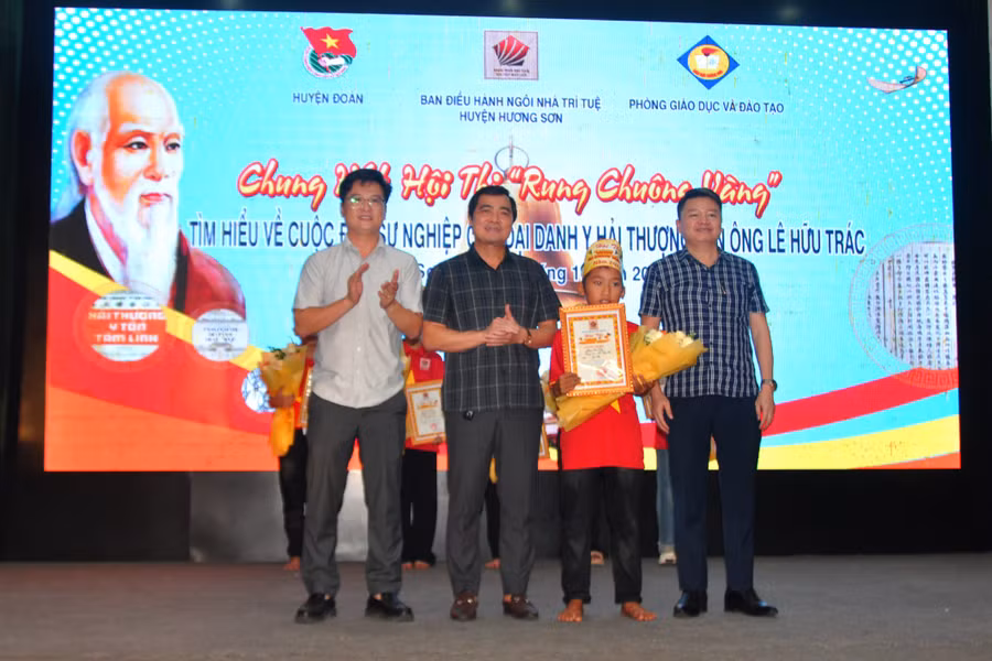 btc-trao-giai-ba-cho-em-pham-huu-dat-truong-thcs-ho-tung-mau-son-binh-1420-8994.jpg