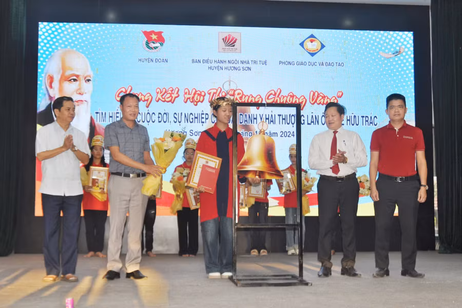 btc-trao-giai-nhat-cho-em-nguyen-ngoc-gia-nhu-ttruong-thcs-nguyen-tuan-thien-6697-5800.jpg