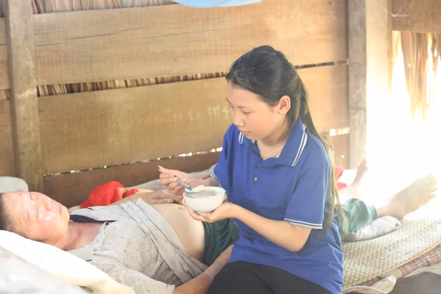 Hải Yến bón cho người bố trở về từ bệnh viện trong cảnh "còn nước còn tát".