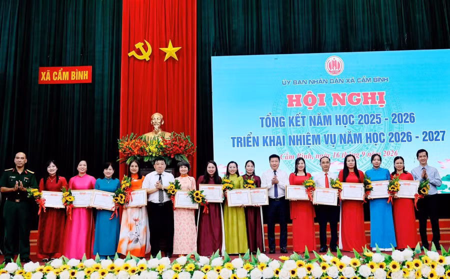 Những cá nhân xuất sắc được khen thưởng tại Hội nghị.