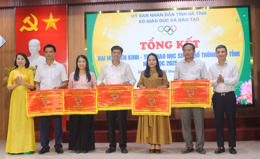 Lãnh đạo Sở GD&ĐT Hà Tĩnh trao cờ thi đua cho những trường học xuất sắc tại Đại hội.