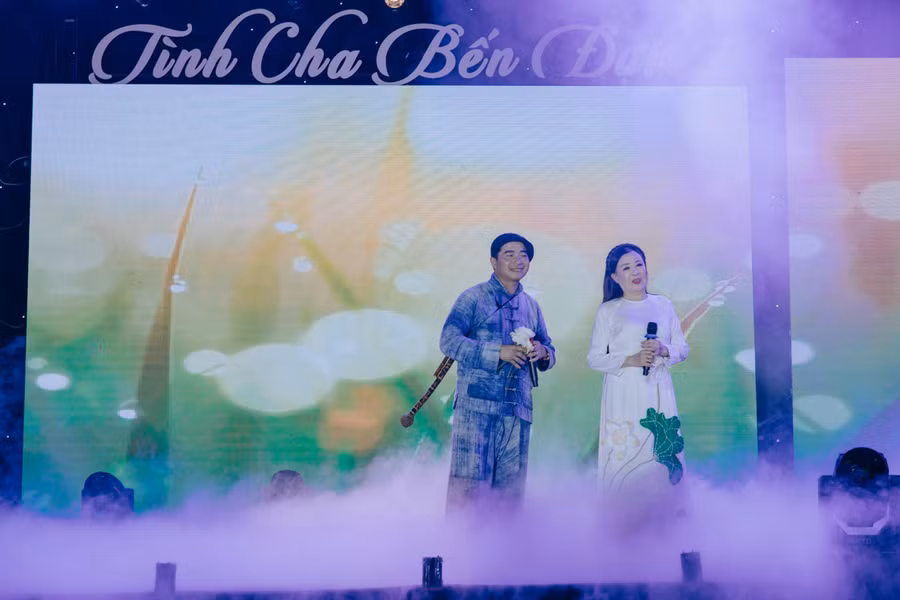 ... hay NSND Thu Hiền và ca sỹ A Páo qua ca khúc "Người đi xây hồ Kẻ Gỗ"