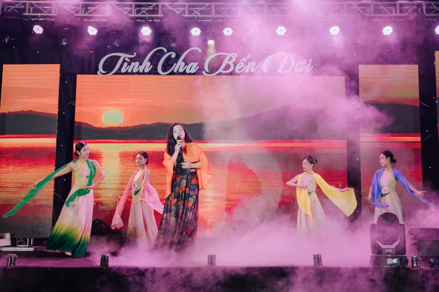 ...Nghệ sỹ ưu tú Tố Nga thể hiện ca khúc "Hà Tĩnh khúc hát ân tình" của tác giả Phan Phúc Thao