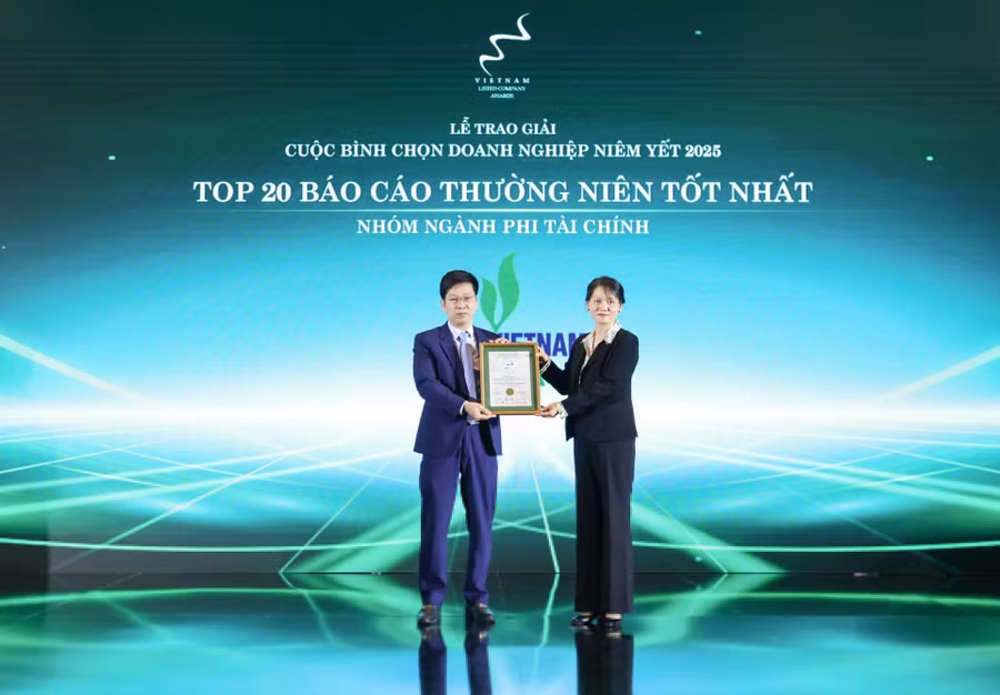 Ông Nguyễn Đình Thi – Trưởng ban Kinh tế kế hoạch PV Power, đại diện Tổng công ty nhận giải thưởng Top 20.