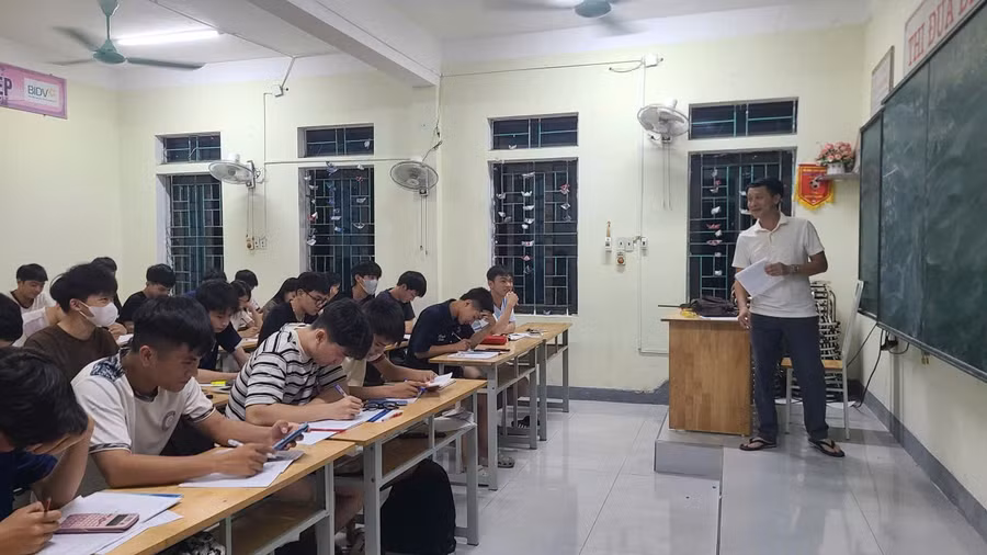 "Lớp học 0 đồng" vào ban đêm ở Trường THPT Kỳ Anh.