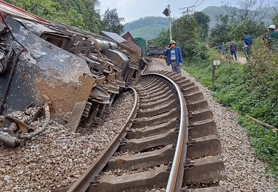 Đầu máy và 3 toa tàu hàng bị lật nghiêng. (Ảnh: Thành Tâm)