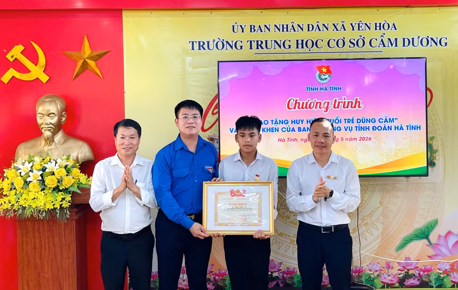 Em Chu Văn Tuấn Vũ nhận Huy hiệu Tuổi trẻ dũng cảm.