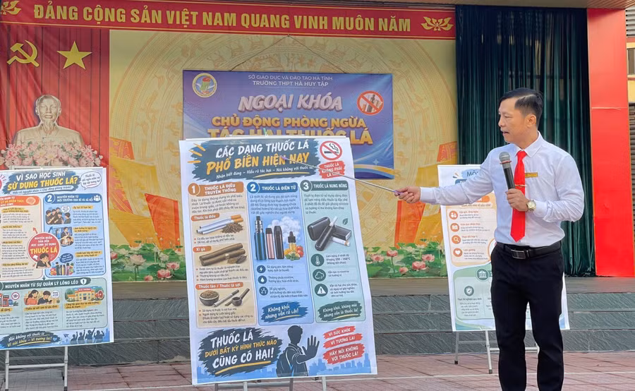 Thầy Phan Anh Tú, Trường THPT Hà Huy Tập cung cấp những thông tin nhận diện và cách phòng tránh thuốc lá đến với học sinh.