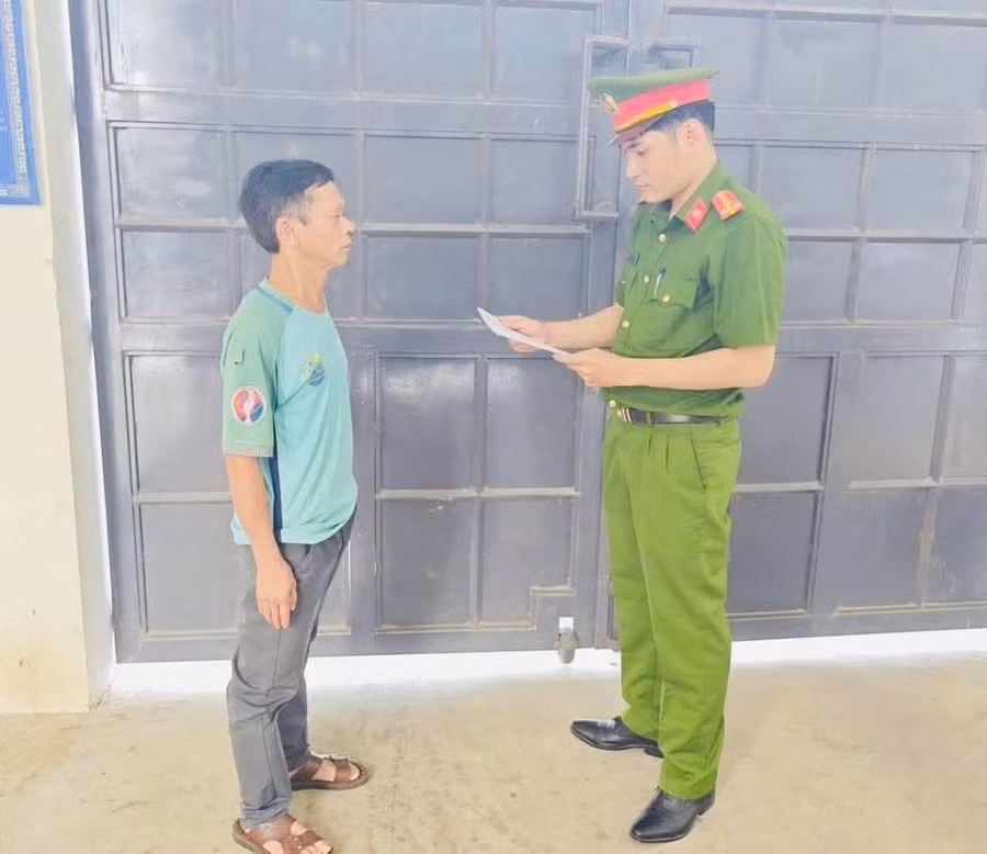 Công an đọc lệnh khởi tố đối với Trần Hậu Phúc.