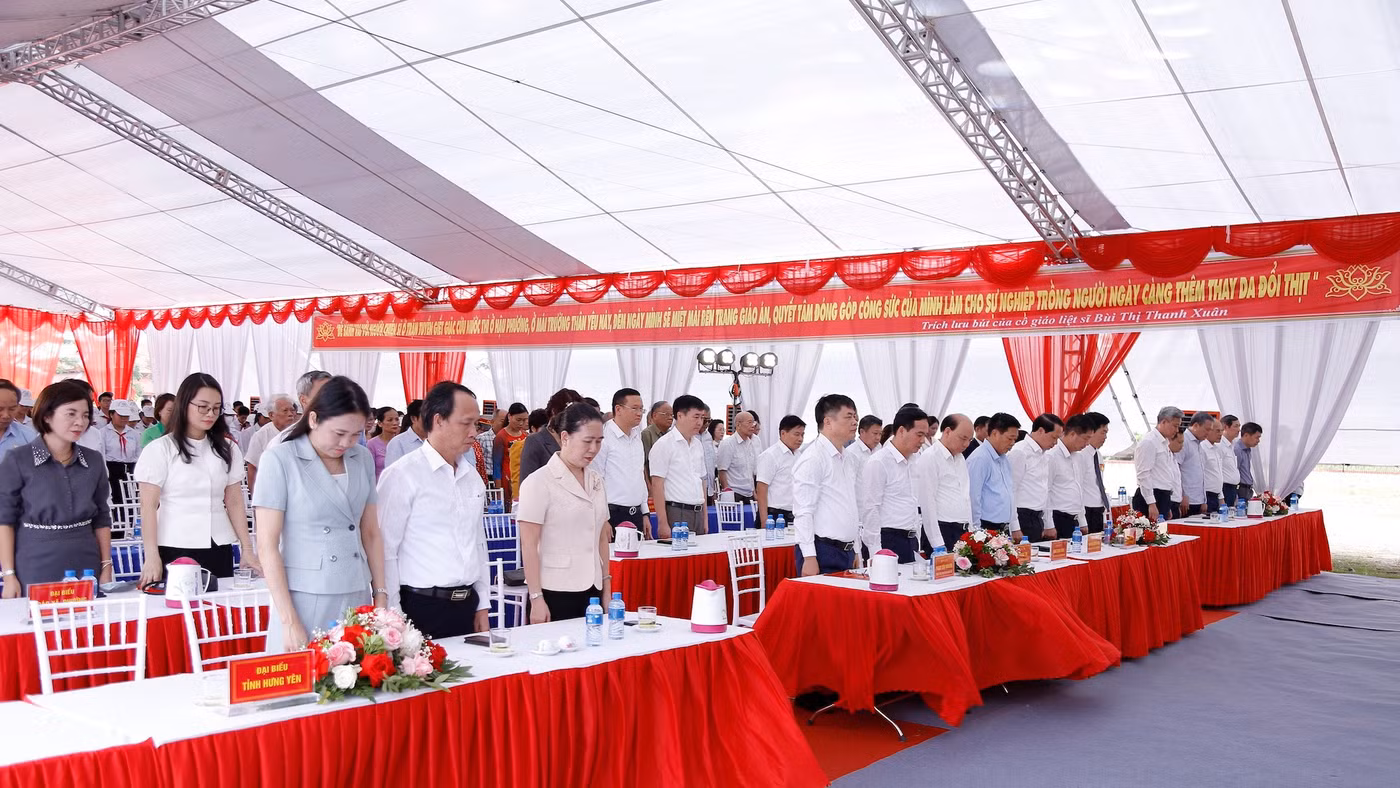 Các đại biểu, thầy cô giáo, học sinh và Nhân dân dành phút tưởng niệm tưởng nhớ cô giáo, liệt sĩ Bùi Thị Thanh Xuân và 30 học sinh.