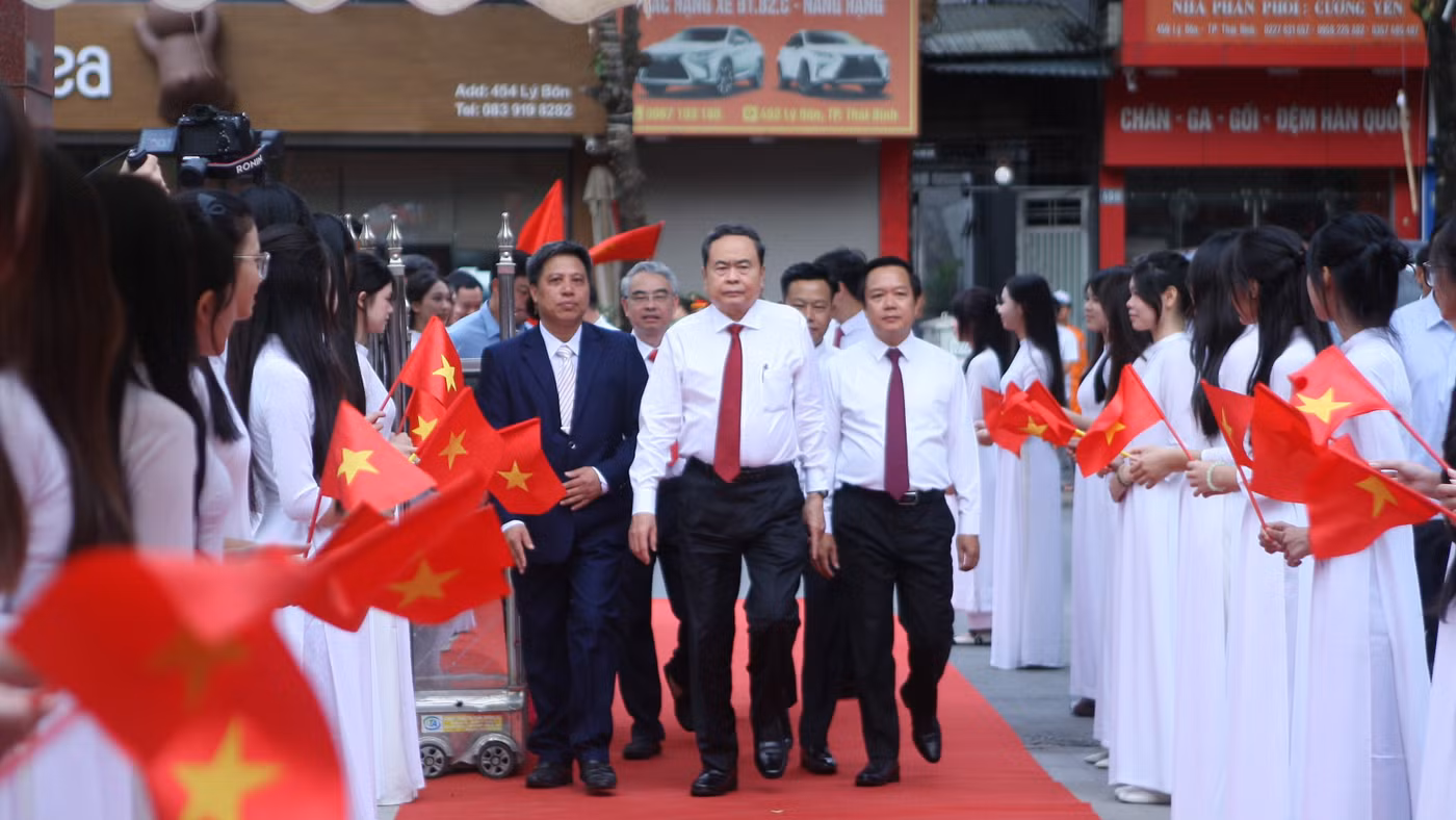 Học sinh Hưng Yên vinh dự chào đón Ủy viên Bộ Chính trị, Chủ tịch Quốc hội Trần Thanh Mẫn chung vui ngày khai giảng.